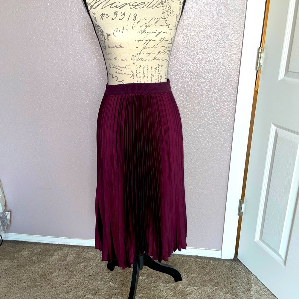 H&M plum colored pleated calf/knee length skirt